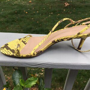 Banana Republic Strappy Yellow Snake Print Toe Ring Sandals Size 8
